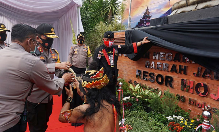 Kapolda Jatim saat meresmikan patung bersejarah Maha Patih Gajah Mada.