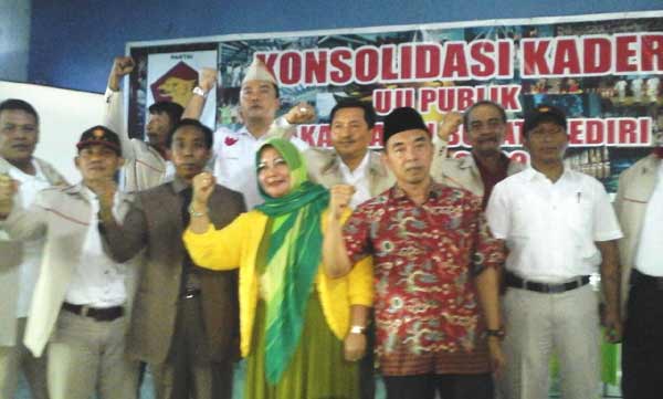 Bakal calon bupati Kediri dari partai Gerindra saat melakukan uji publik. (foto: dendi martoni/BANGSAONLINE)