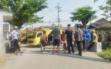 Truk yang mengangkut sirtu untuk proyek migas Lapindo terpaksa harus putar balik karena jalannya diblokir oleh warga. (foto: istimewa)