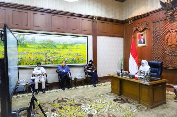 Gubernur Jawa Timur Khofifah Indar Parawansa saat melakukan video conference pencanangan pembangunan Bandar Udara Kediri,  Jawa Timur, di Gedung Negara Grahadi Surabaya, Rabu (15/4). Foto: ist/bangsaonline.com
