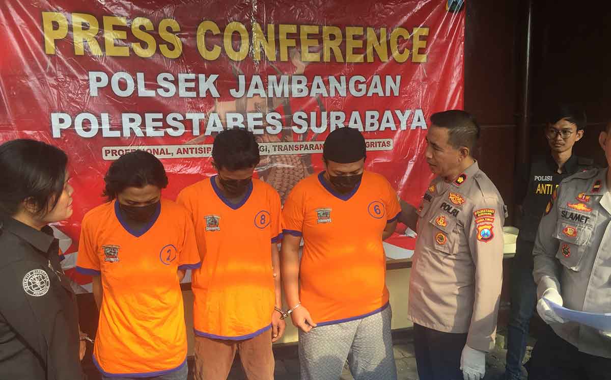 Konferensi pers terkait kasus Judol atau judi online di Mapolsek Jambangan.