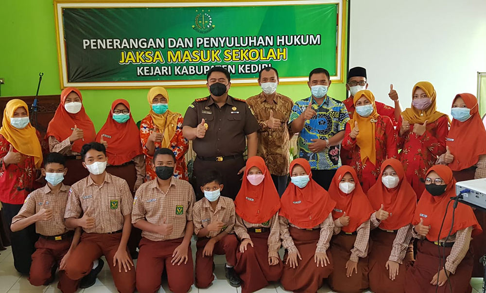 Kepala Kejaksaan Negeri Kabupaten Kediri Dedy Priyo Handono foto bersama dengan Pengajar SMP Negeri 2 Pagu. Foto: Ist.