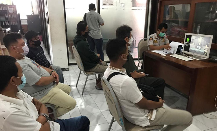 Proses sidang tipiring secara daring di Kantor Satpol PP Jember, Selasa (13/7/2021). (foto: ist)