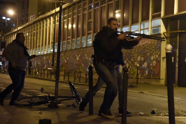 Polisi di Paris saat melakukan penyerbuan. foto: repro mirror.co.uk