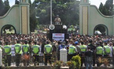 Perwakilan kades melakukan orasi di atas mobil sound sistem tepat di depan pendopo surya graha. (Nanang Ari/BANGSAONLINE)