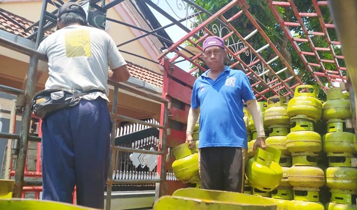 Bongkar muat di salah satu agen elpiji.