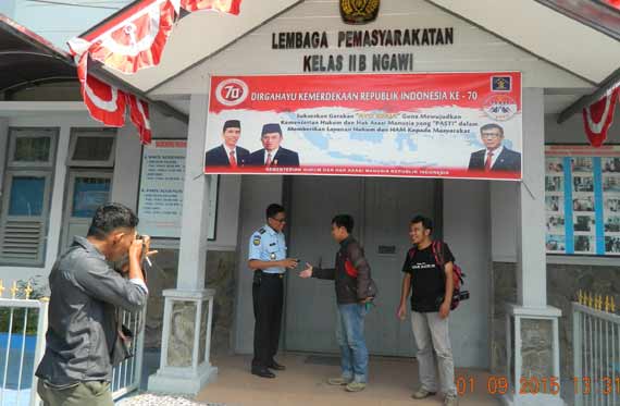 Wartawan saat mendapat penjelasan dari Indra, Kasie Pembinaan Lapas. Foto: zainal abidin/BANGSAONLINE