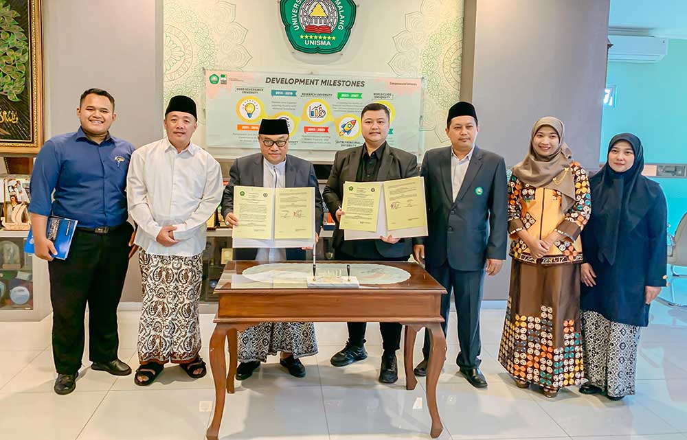 Rektor Universitas Islam Malang, Prof. Drs. H. Junaidi dan Founder Dreamile International, Dr. Aria Pandu Wicaksana, menunjukkan draft MoU.