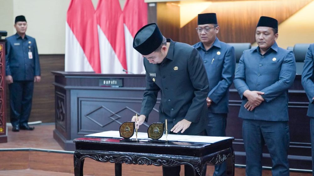 Penandatanganan berita acara Sidang Paripurna IV DPRD Jember