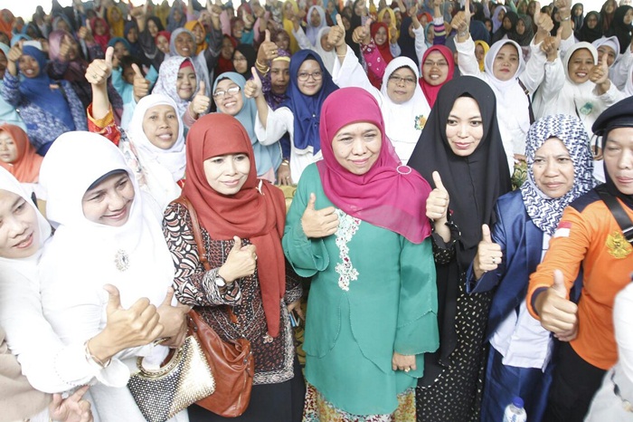 Khofifah memberikan ucapan selamat Hari Pers Nasional di sela-sela kunjungannya di Jember. Foto: IST