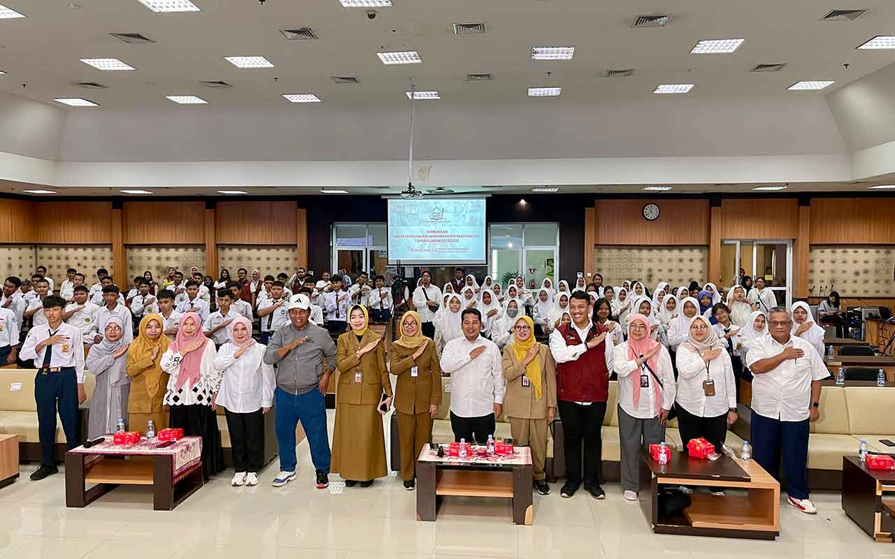 Sesi foto bersama jajaran dari Kementerian Sosial, Pemerintah Kota Surabaya, tenaga pendidik dan para siswa Sekolah Rakyat di Gedung Universitas Negeri Surabaya (Unesa), Jl. Lidah Wetan, Kecamatan Lakarsantri, Kota Surabaya. Foto: BANGSAONLINE.com.