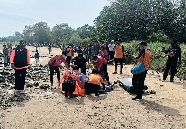 Petugas gabungan saat mengevakuasi jasad korban
