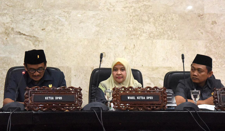 Pimpinan DPRD Kota Kediri saat menggelar rapat paripurna.