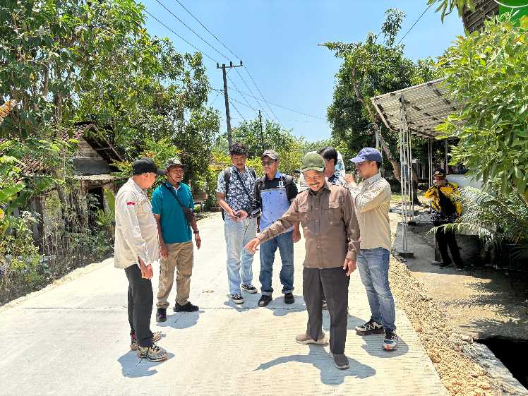 Anggota Komisi I DPRD Tuban saat meninjau salah satu proyek pembangunan infrastruktur jalan