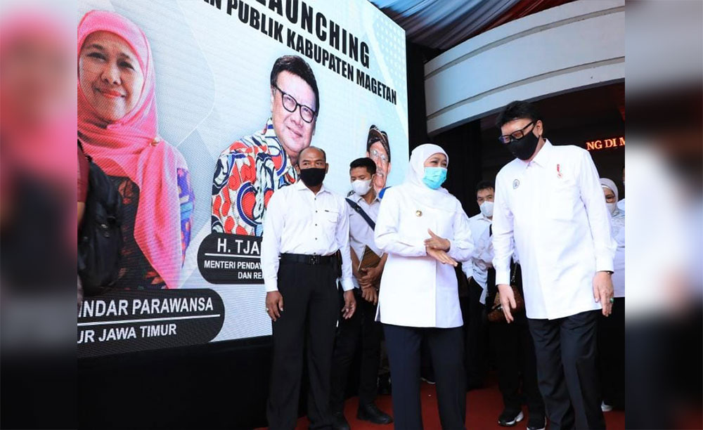 Gubernur Khofifah bersama Menpan RB Tjahjo Kumolo dalam sebuah acara di Kabupaten Magetan, Jawa Timur.