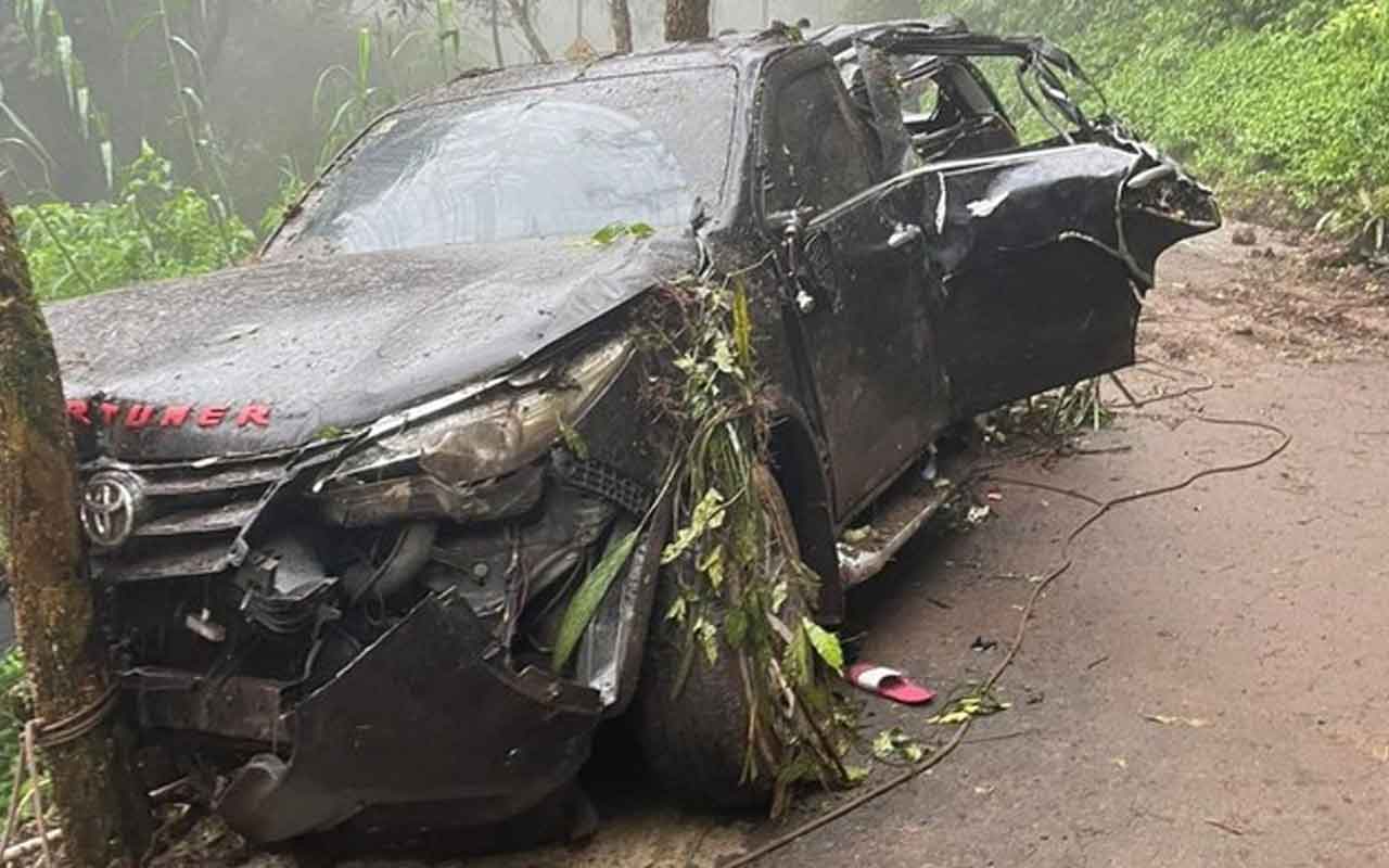 Toyota Fortuner dengan nomor polisi B 285 ATK, diduga rem blong dan alami kecelakaan di Jurang Bromo. Foto: Ist.