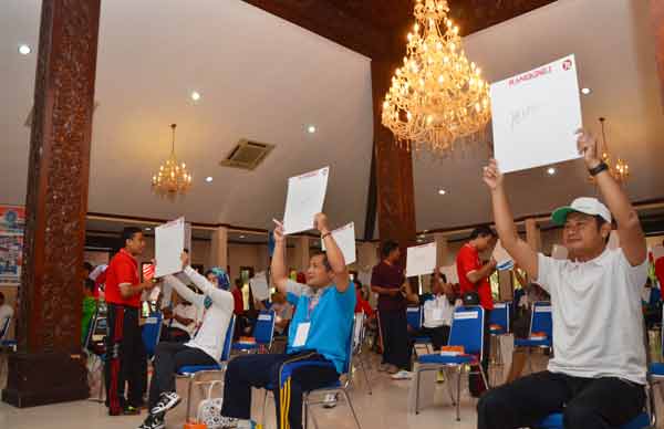 Sekkab Lamongan, Yuhronur Effendi (kanan) saat mengikuti lomba tangkas teknologi. (foto: haris/BANGSAONLINE)