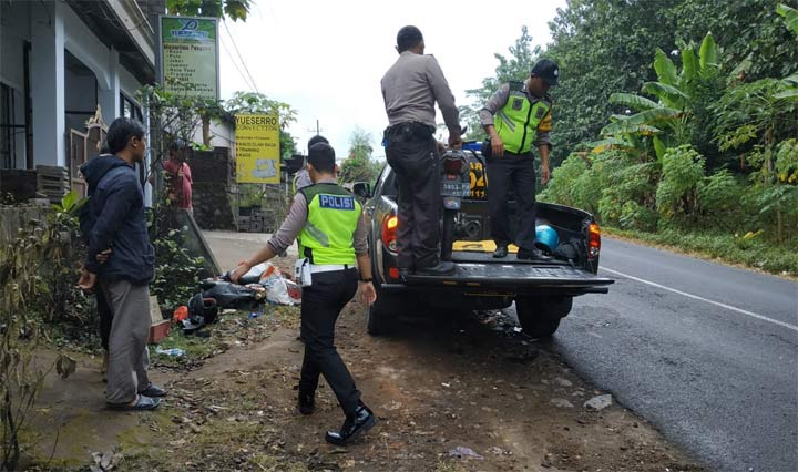Petugas mengevakuasi motor yang terlibat laka.