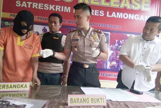 Petugas menunjukkan alat yang dipakai pelaku untuk mencongkel jendela korban. 