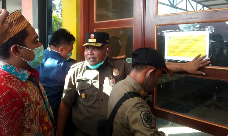 Suasana saat dilakukan penutupan dan penyegelan Cafe and Resto Wiraraja yang berada di Kecamatan Tlanakan, Kabupaten Pamekasan.