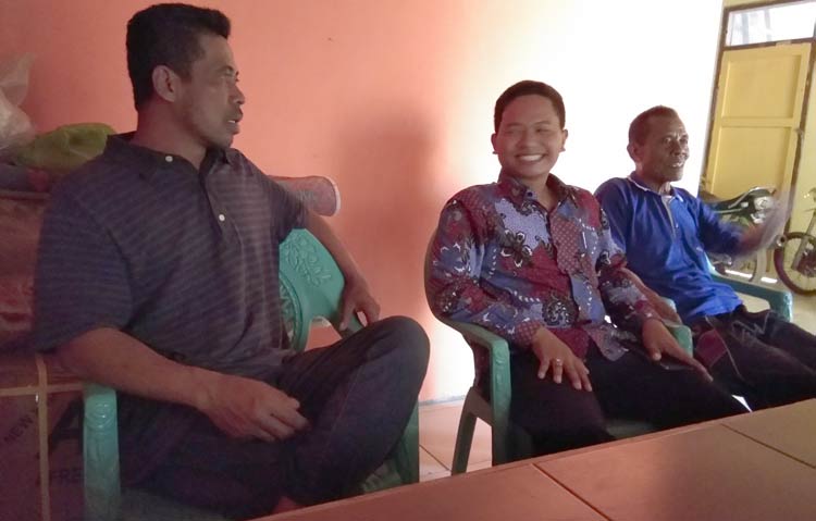 Dari kiri, adik ipar Sabikan, Kamituo Saiul Nizar, dan Ketua RW 5 Dusun Kedok Suripto. foto: BAMBANG DWI JULIANTO/ BANGSAONLINE