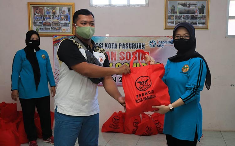 Perwosi Kota Pasuruan Salurkan Bantuan Sosial kepada Atlet Terdampak Covid-19