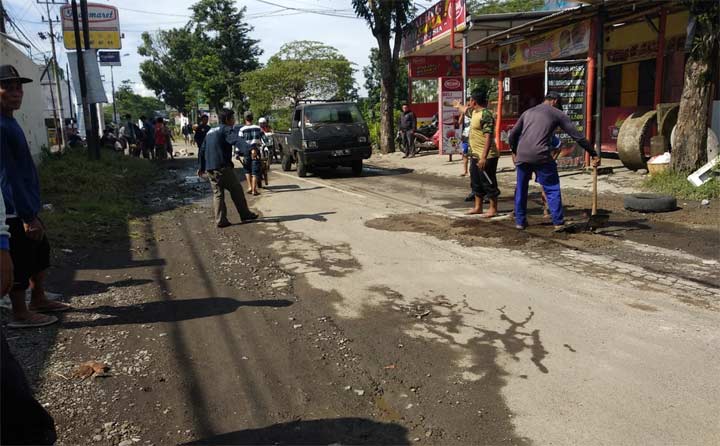 PU Bina Marga dan Sumber Daya Air (DPU BMSDA) sedang menambal jalan berlubamg yang ada di wilayah kota.