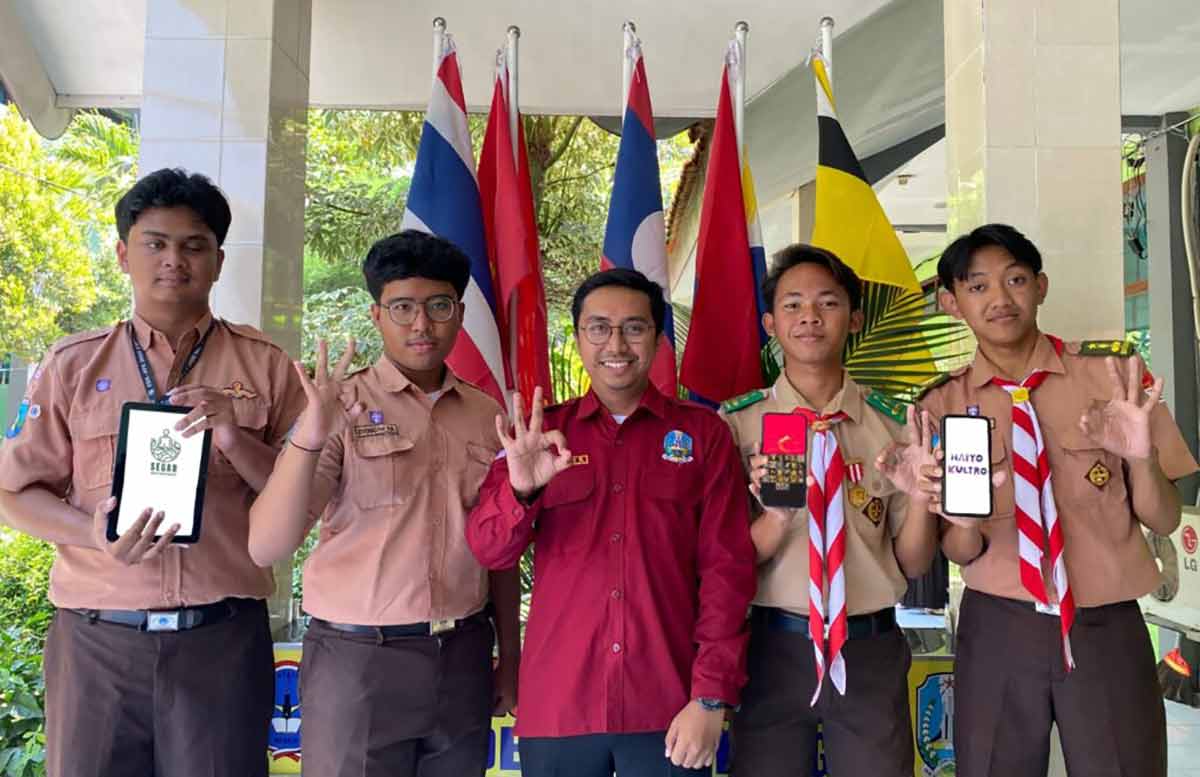Anggota Pramuka SMAN 3 Sidoarjo saat sosialisasi aplikasi SEGAR Healthy Mobile App. Foto: Ist