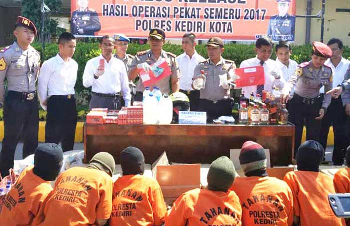 Sejumlah tersangka bersama barang bukti saat diamankan di Mapolresta Kediri.