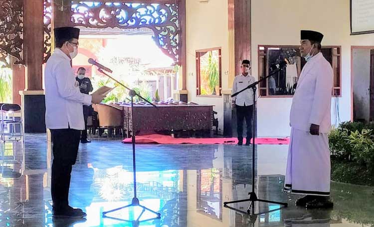 Bupati Pamekasan Baddrut Tamam saat mengukuhkan Imam Besar Masjid Agung Asy-Shuhada di Mandhapa Agung Ronggosukowati. 