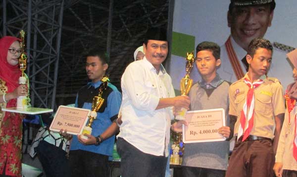 MEMBANGGAKAN: Wabup Moh. Qosim saat menyerahkan trofi kepada pemenang lomba. foto: syuhud/ BANGSAONLINE