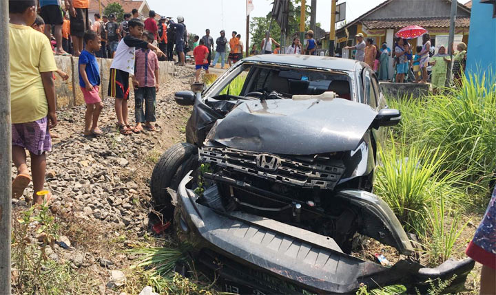Kondisi mobil korban usai ditabrak Kereta Api Mutiara Timur Siang di perlintasan tanpa palang pintu Dusun Gayam, Rambigundam, Kecamatan Rambipuji, Kabupaten Jember.