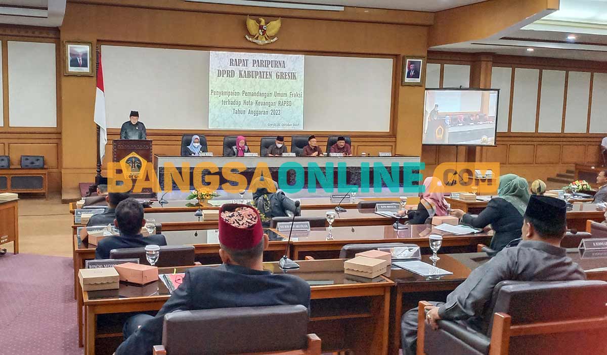 Jubir Fraksi Gerindra DPRD Gresik, Lutfi Dhawam, saat membacakan pandangan umum. Foto: SYUHUD/BANGSAONLINE