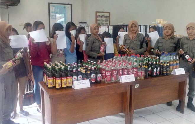 Ratusan botol miras saat diamankan Satpol PP. foto: SYUHUD/ BANGSAONLINE