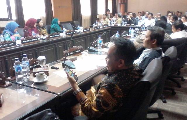 Suasana Hearing Komisi B DPRD Jawa Timur dengan petani tebu, Disbun, Disdag, PTPN X dan XI serta AGRI, kemarin (12/1). foto: Diday/BangsaOnline