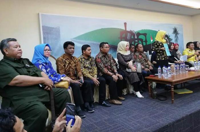 Wakil Ketua DPRD Gresik, Nur Saidah (dua dari kiri), bersama Adkasi saat jumpa pers di gedung DPR RI.