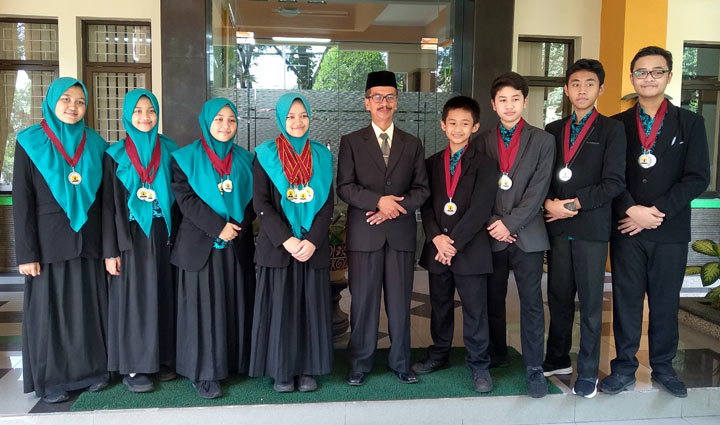 Delapan siswa MTsN 1 Kota Malang juara debat bahasa Inggris tingkat Internasional di Amerika foto bersama Kepala Madrasah Drs. H. Samsudin, M.Pd. Kamis (21/11). foto: IWAN IRAWAN/ BANGSAONLINE