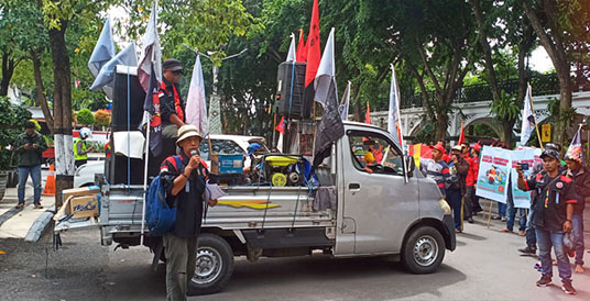 Abdul Wahab saat melakukan orasi di depan gedung DPRD Gresik