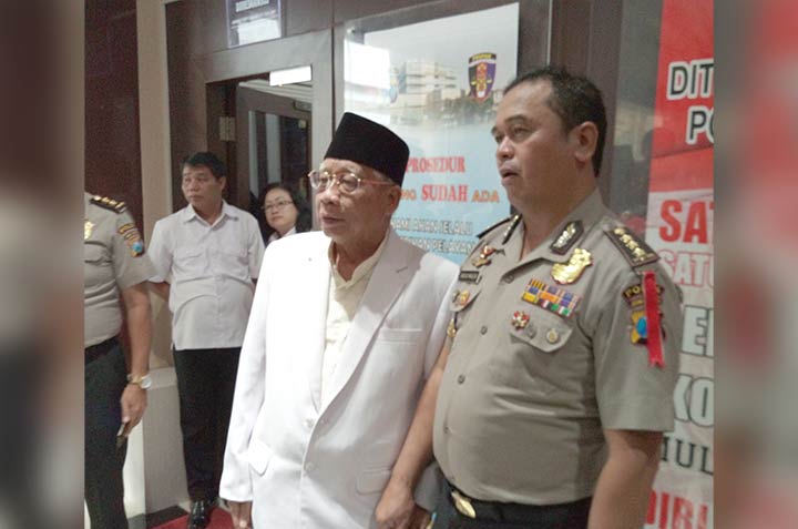 Ketua MUI Jatim H Abdussomad Bhukori bersama Kabid Humas Polda Jatim Kombespol Barung Mangera.