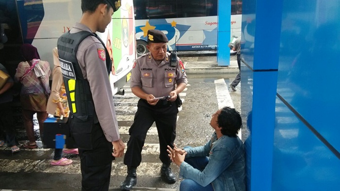Petugas saat melakukan razia premanisme di Terminal Kertajaya, Mojokerto.