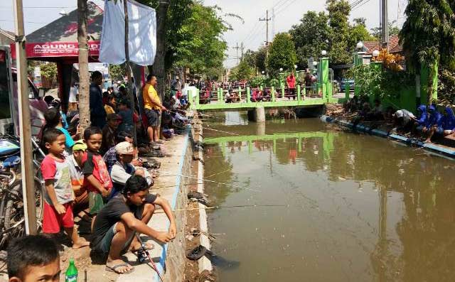 Kegiatan mancing mania digelar pada hari Minggu (14/10/2018) pukul 07.30 wib.