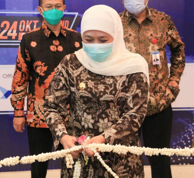 Gubernur Jawa Timur Khofifah Indar Parawansa membuka pita saat membuka secara resmi Jatim Fair Virtual Tahun 2020 di Exhibition Hall Grand City Surabaya, Kamis (22/10). foto: ist/ bangsaonline.com