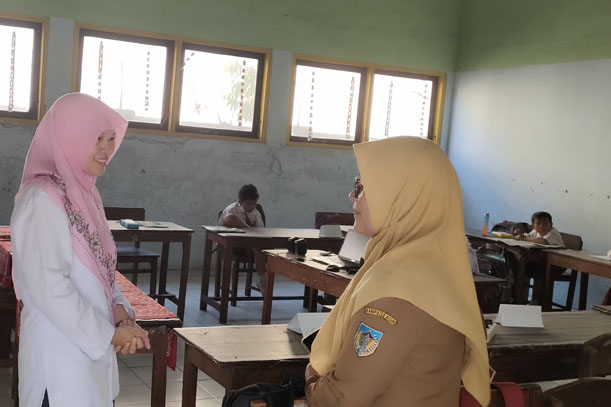 Inul Dwi Astuti (kanan) saat meninjau proses belajar mengajar di SD Negeri Sukorejo. 