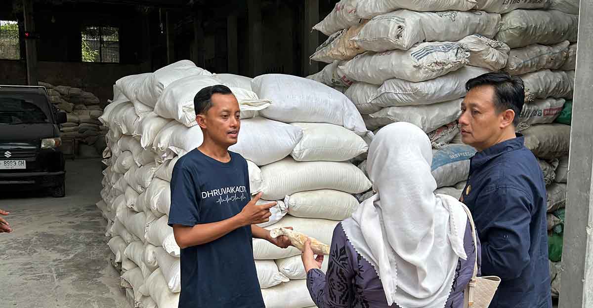 Rombongan Komisi II DPRD Kabupten Mojokerto saat berkunjung ke pabrik gaplek di Kediri.
