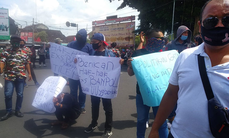Puluhan eks tenaga outsourcing Pemerintah Kota Blitar menggelar aksi unjuk rasa di depan Kantor Pemkot Blitar, Senin (29/3/2021). (foto: ist)