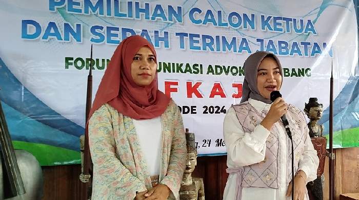 Vania el Kamila saat berikan sambutan usai serah terima jabatan didampingi Umi Hanik, (kiri) ketua sebelumnya.