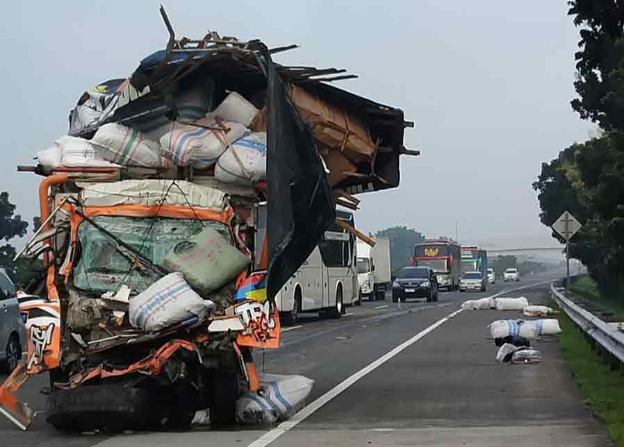 Truk Ekspedisi Ringsek Tabrak Belakang Dump Truk di Tol Jomo, Dua Nyawa Melayang