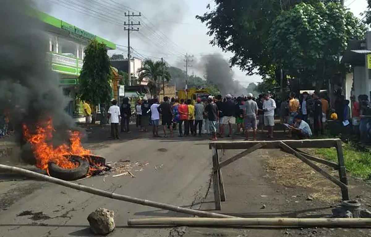 Massa aksi yang tergabung dalam Persatuan Tumangan Gunung Sadeng saat membakar ban di tengah jalan.