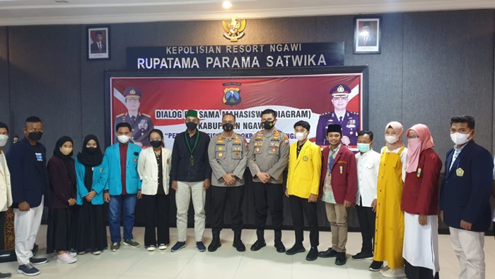 Foto bersama usai acara dialog dengan mahasiswa di Polres Ngawi.
