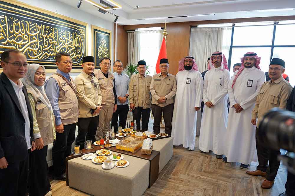 Menteri Haji dan Umrah (Menhaj) RI Dr KH Mochamad Irfan Yusuf bersama rombongan saat berada di Arab Saudi. Foto: Dok. Kemenhaj.
